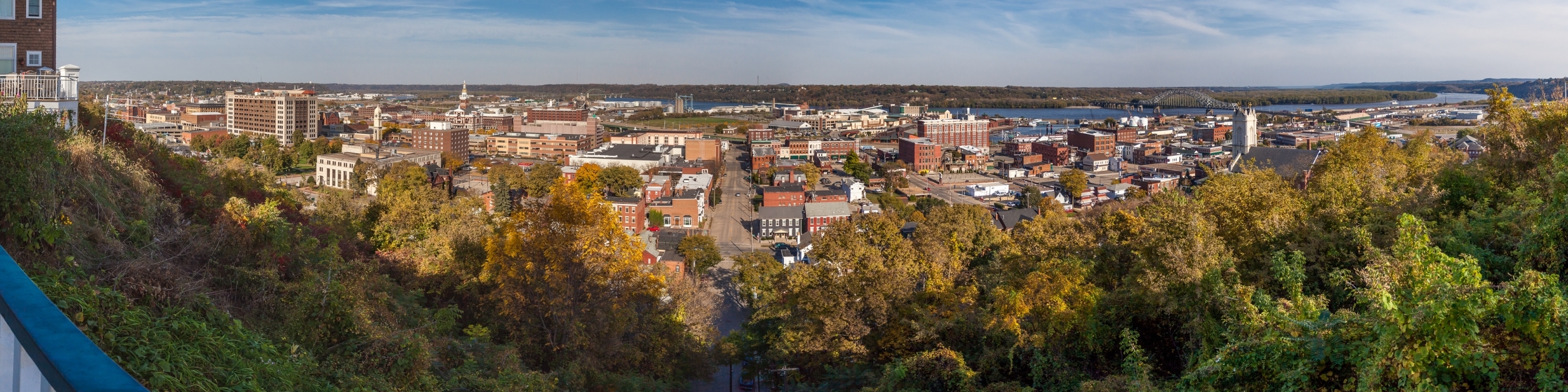 Panoramic image of the city of Dubuque with trees and buildings